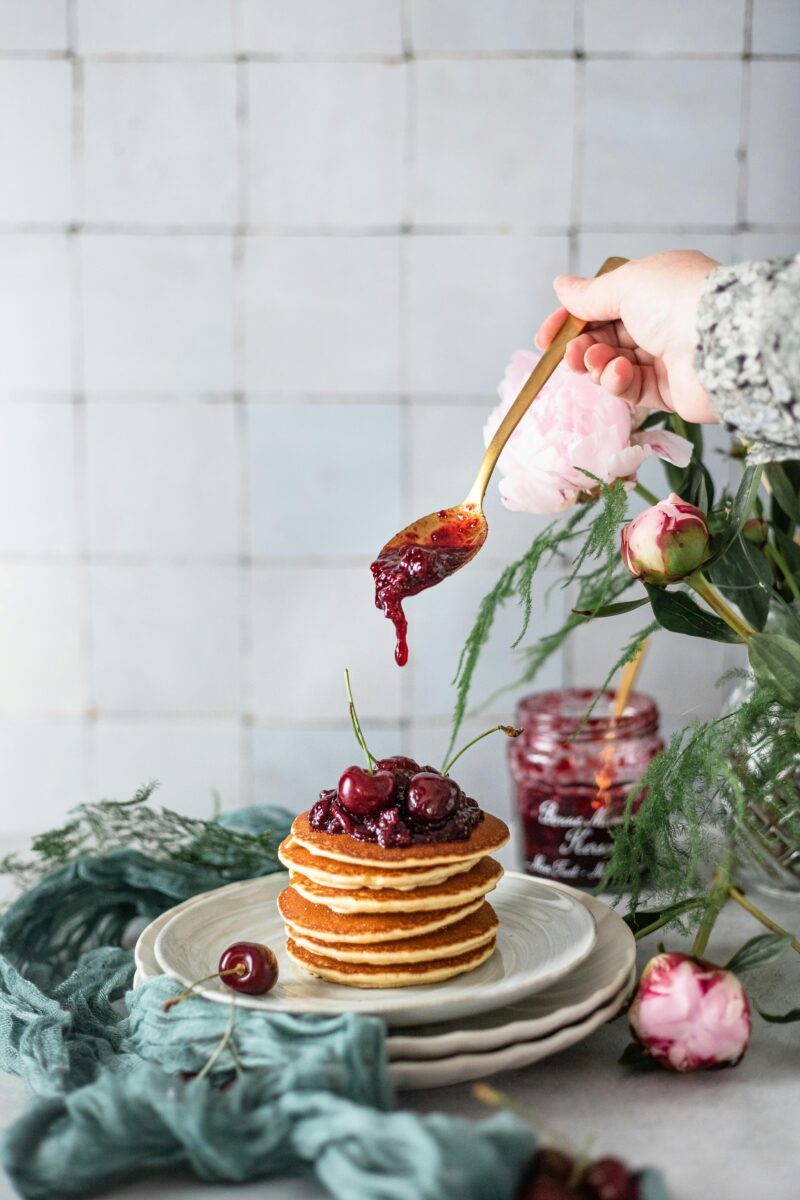 cerezas en plato con crepes