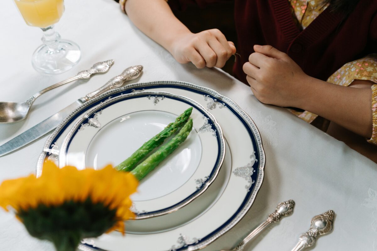 beneficios de las verduras con plato de esparragos verdes