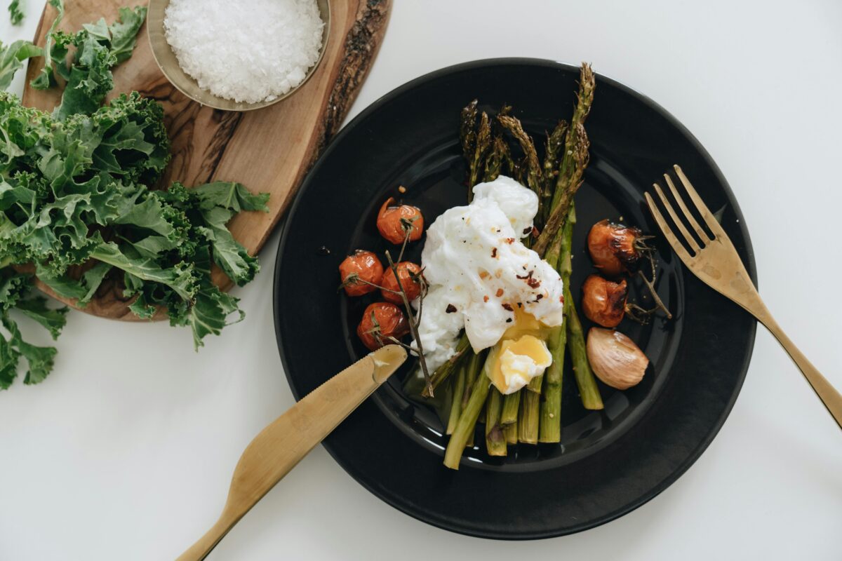 beneficios de las verduras con un plato con variedad de verduras