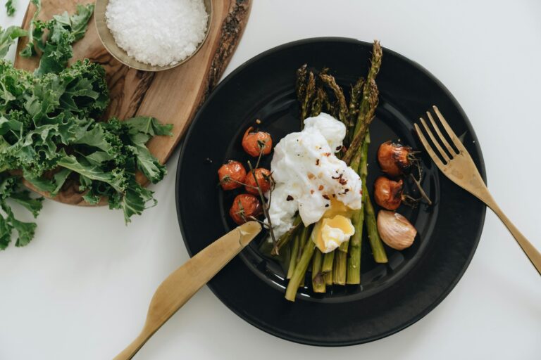beneficios de las verduras en un plato con varias verduras