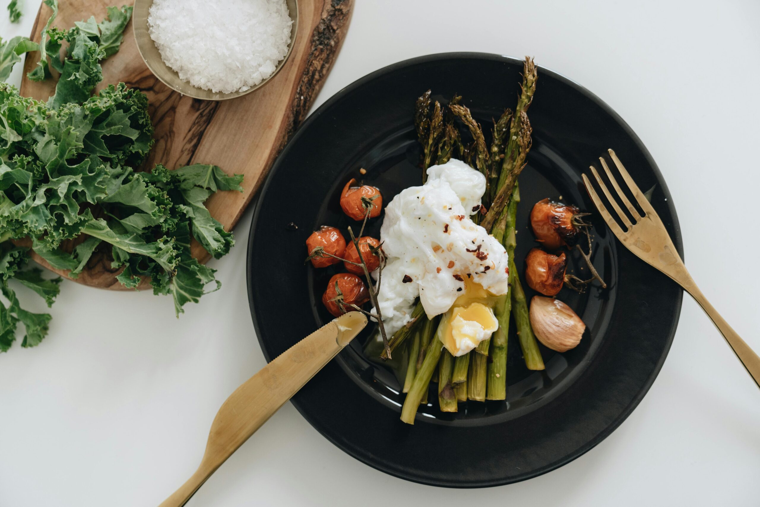 beneficios de las verduras en un plato con varias verduras